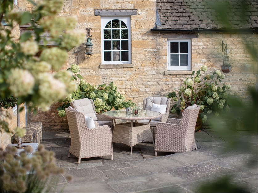 Chedworth Sandstone Rattan 4 Seat Round Dining Set with Parasol & Base Alternative Image